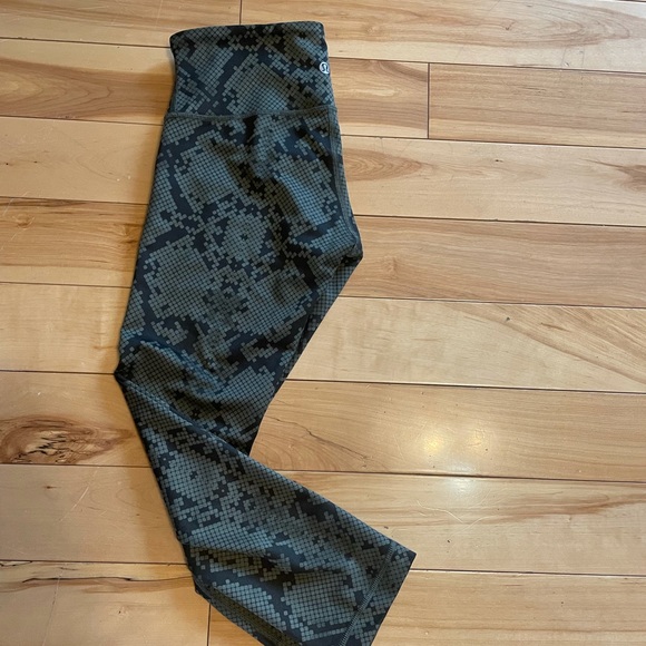 Lululemon crops size 4 - Picture 2 of 5